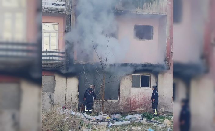 Elazığ’da metruk binada yangını