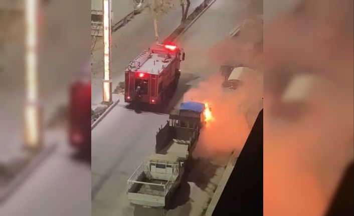 Elazığ’da park halindeyken alev alan traktörü itfaiye ekipleri söndürdü