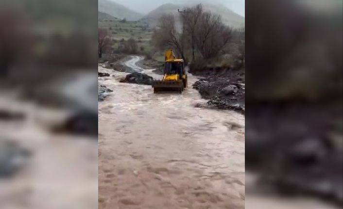 Elazığ’da şiddetli yağışlar köy yollarına zarar verdi