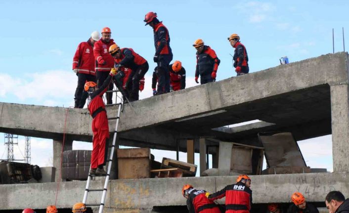 Erzincan’da gerçeği aratmayan deprem tatbikatı