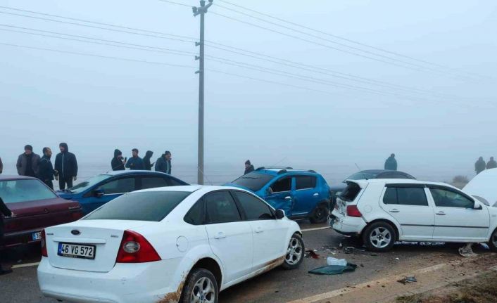 Göksun’da 22 araç kazaya karıştı: 15 yaralı