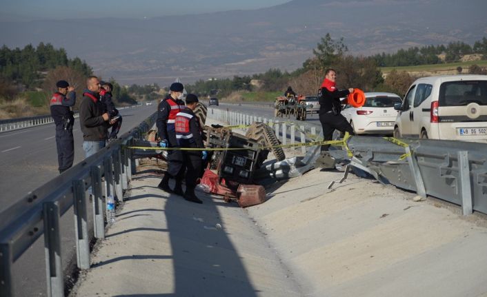 İki bariyer arasına devrilen traktörün sürücüsü hayatını kaybetti