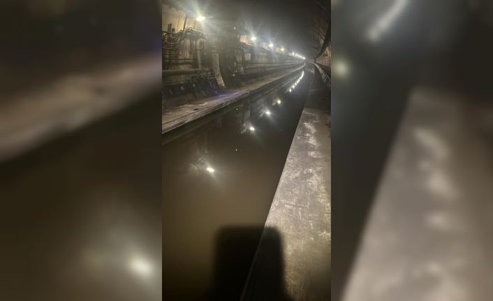 İngiltere’de tüneli su bastı, tren seferleri iptal edildi