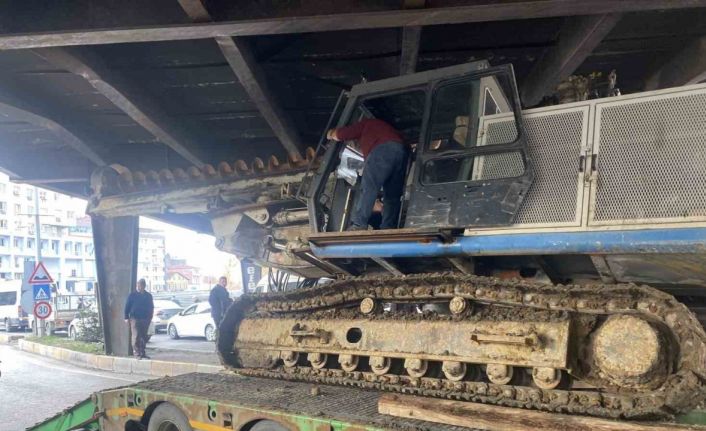 İş makinesi dorseden düştü, trafik kilitlendi