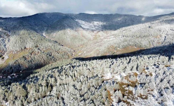 Kar Ilgaz Dağı’nın eteklerinde kartpostallık görüntüler oluşturdu