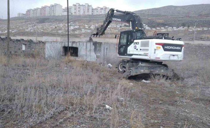 Kars’ta metruk binaların yıkımı devam ediyor