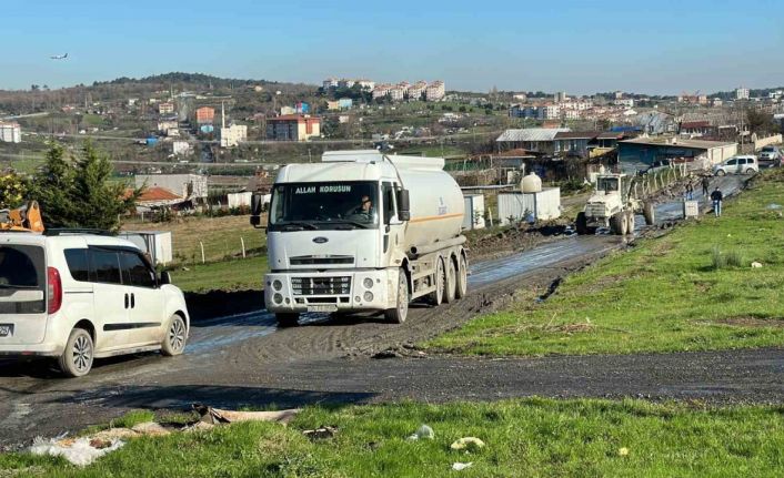 Mahalle sakinleri isyan etti, kamyonu durdurup yolu trafiğe kapattı