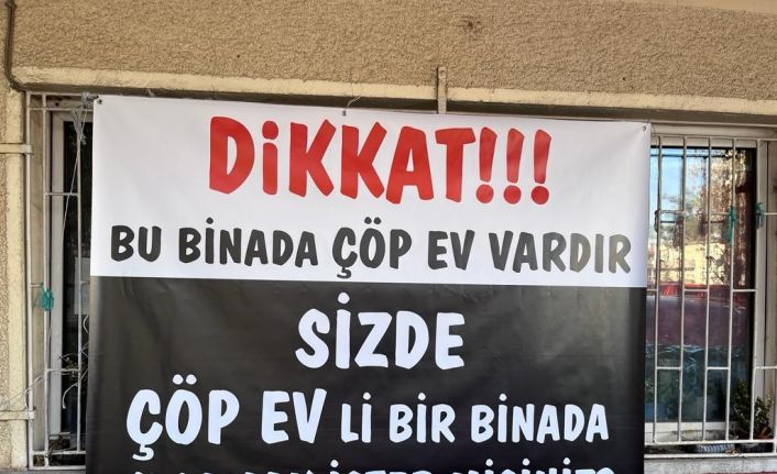 Mahalleliden çöp eve pankartlı tepki