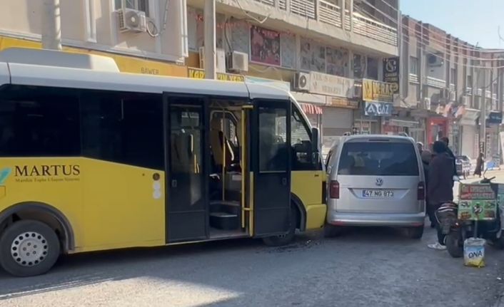 Mardin’de minibüs ile hafif ticari araç çarpıştı