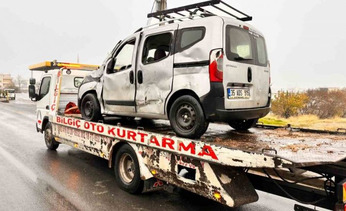 Mardin’de tır, hafif ticari araca arkadan çarptı: 1 yaralı