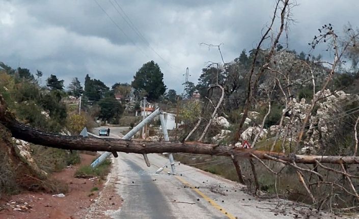 Marmaris’te fırtına hayatı olumsuz etkiledi