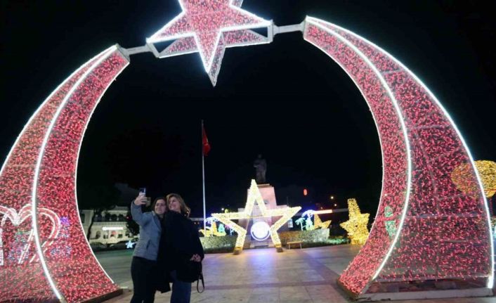 Muğla’da yeni yıl süslemelerine vatandaşlardan yoğun ilgi