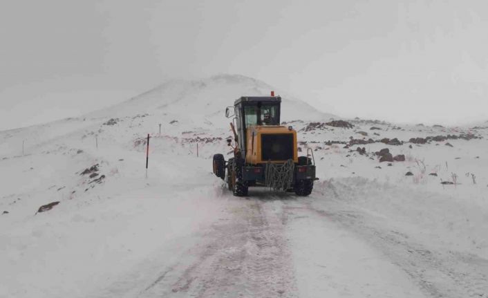 Muradiye’de yol açma çalışmaları devam ediyor