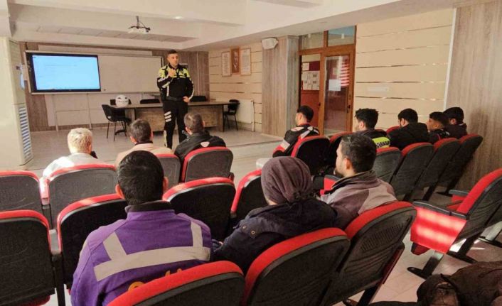 Nazilli’de motosiklet kullanıcılarına güvenli sürüş ve kask eğitimi veriliyor