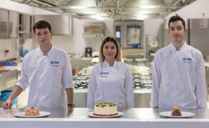 Öğrenci tasarımı yılbaşı pastası