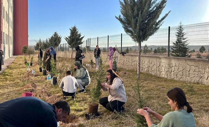 Öğrenciler şehitler anısına fidan dikti