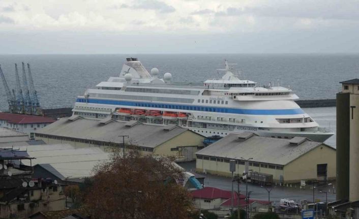 Rus turistleri taşıyan kruvaziyer gemisi Trabzon Limanı’na demirledi