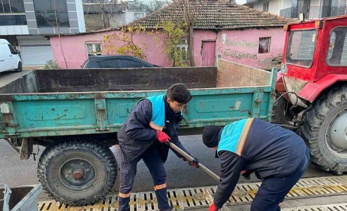 Salihli’de yağmur suyu ızgaraları temizleniyor