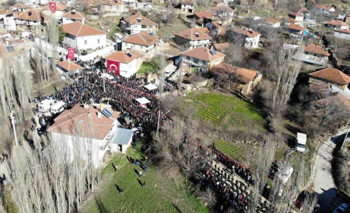 Şehidin kız kardeşi ağabeyini merasim kılıcı ile uğurladı