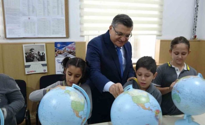 Sinop’ta ilkokul öğrencilerine ‘model küre’ hediye edildi