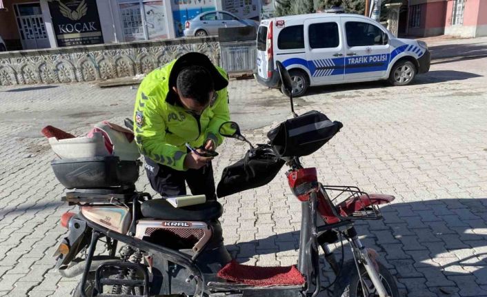 Sipariş götüren motorlu kurye hafif ticari araçla çarpıştı