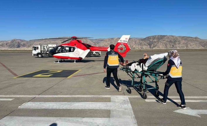 Şırnak’ta 82 yaşındaki hasta ambulans helikopterle Şanlıurfa’ya sevk edildi