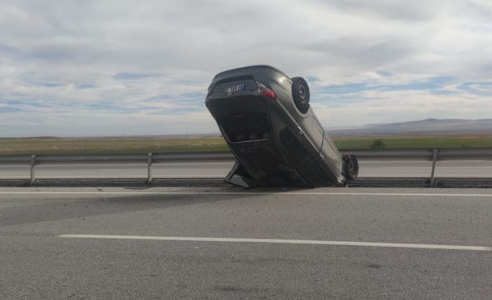 Takla atıp refüje giren otomobilde 2 kişi yaralandı