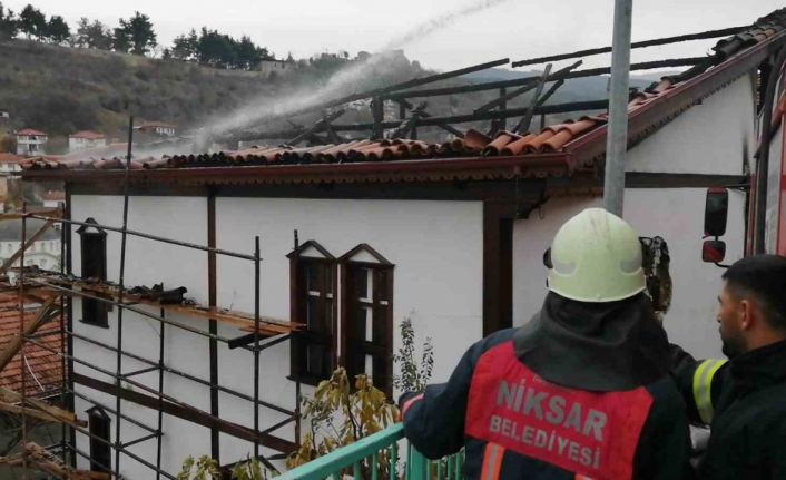 Tokat’ta tarihi konak yangında ağır hasar aldı