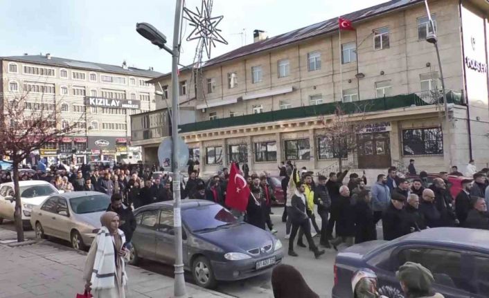 Ülkü Ocakları şehitler için yürüdü