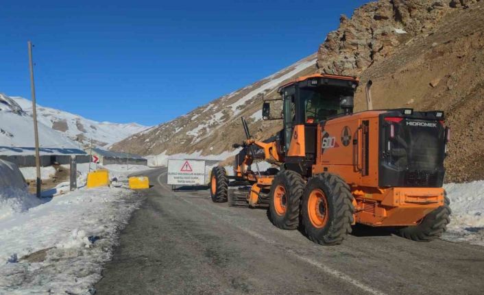 Van-Bahçesaray yolu ulaşıma açıldı, araç geçişi başlamadı