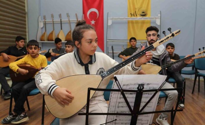 Van Büyükşehir Belediyesinin bağlama kursuna yoğun ilgi