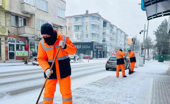 Afyonkarahisar’da karla mücadele devam ediyor