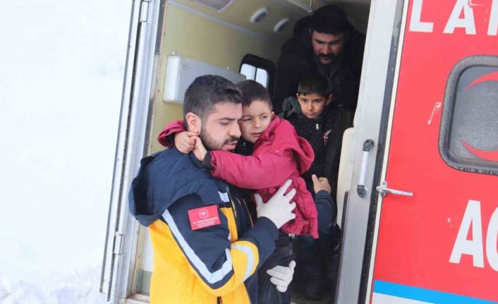 Ağrı’da 4 kardeşin yardımına paletli ambulans yetişti