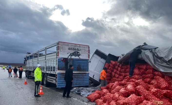 Akdağmadeni’nde soğan yüklü tır devrildi