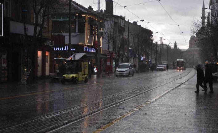 Aniden bastıran sağanak vatandaşlara zor anlar yaşattı