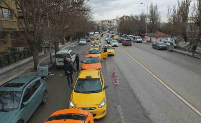 Ankara’da taksiciler taksimetre ücretlerini güncellemek için uzun sıralar oluşturdu