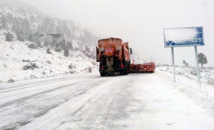 Antalya-Konya Karayolu kar sebebiyle bekletilen tırların geçişine açıldı