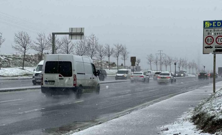 Arnavutköy’de kar yağışı etkili oluyor