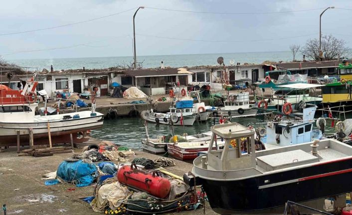 Balıkçı tekneleri deniz suyunun soğumasını bekliyor