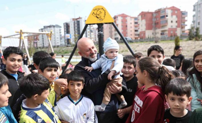 Başkan Çolakbayrakdar: “Çocuklar için bütün parklarda toprak alan yapıyoruz”