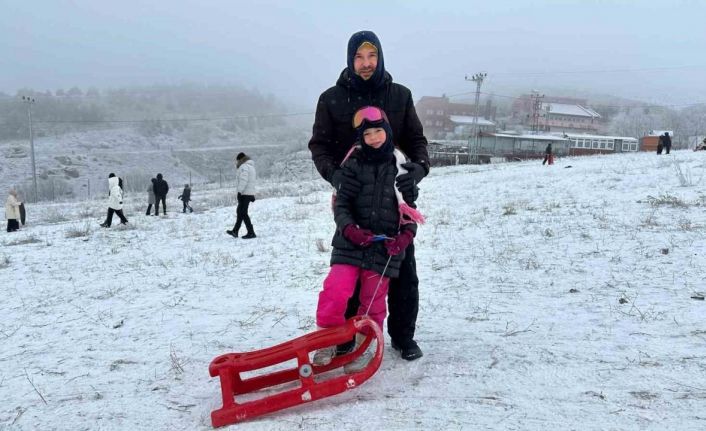 Başkentte beklenen kar yağışının tadını minikler çıkardı