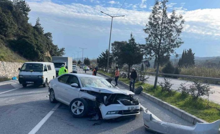 Beton direğe çarpan otomobilin sürücüsü yaralandı