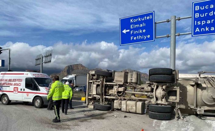 Burdur’da kontrolden çıkan tır devrildi: 1 yaralı