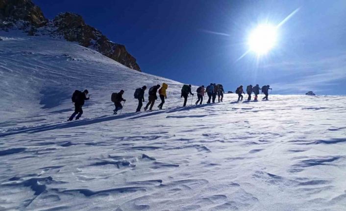 Doğa severler 3 bin 100 rakımlı Kelespi Dağı’na tırmandı