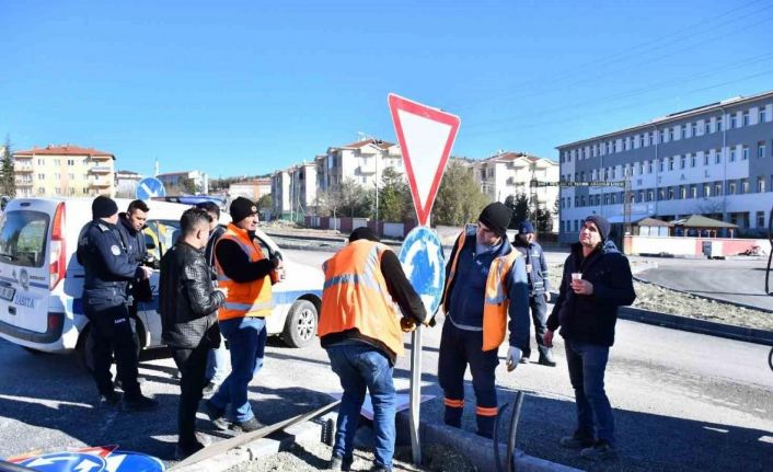 Emet’te uyarı ve trafik tabelalarının montaj çalışmaları sürüyor