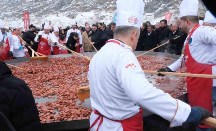 Geleneksel Sivrihisar Dövme Sucuk Festivaline binlerce vatandaş akın etti