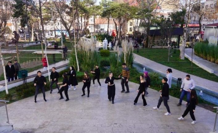 Gençlerin tiyatro gösterisi büyük beğeni topladı