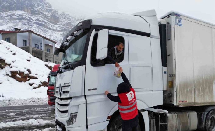 Hakkari yolda kalanlara kumanya dağıtıldı