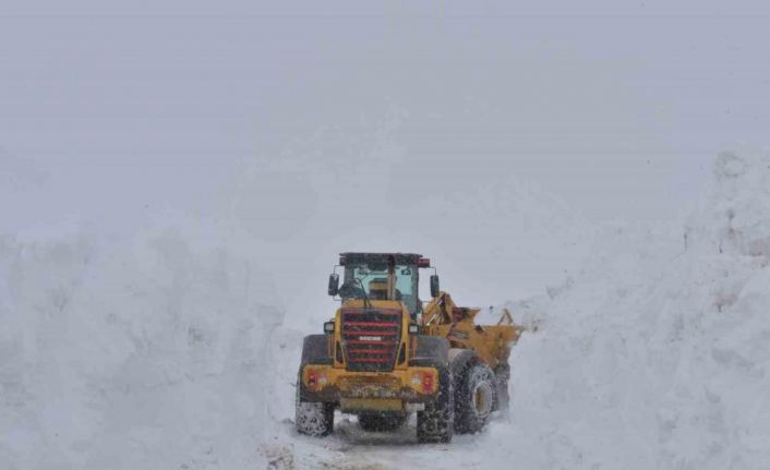 Hakkari’de yol açma çalışmaları devam ediyor