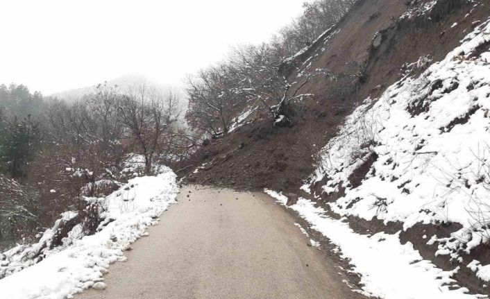 Heyelan köy yolunu ulaşıma kapattı